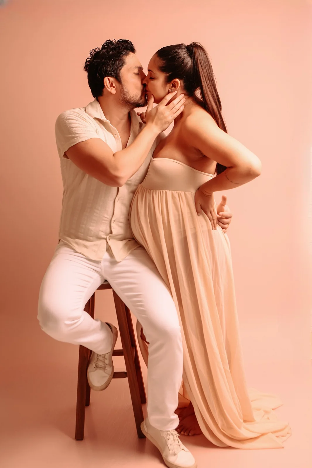 Ensaio gestante de casal em estúdio com estética clean e elegante