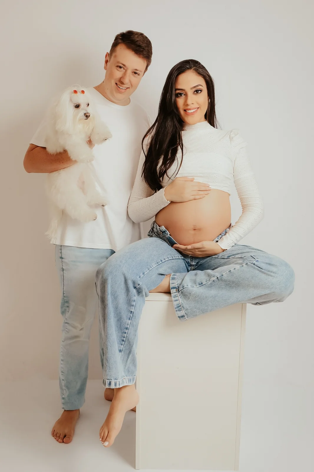 Ensaio gestante casual com casal e pet em fundo claro