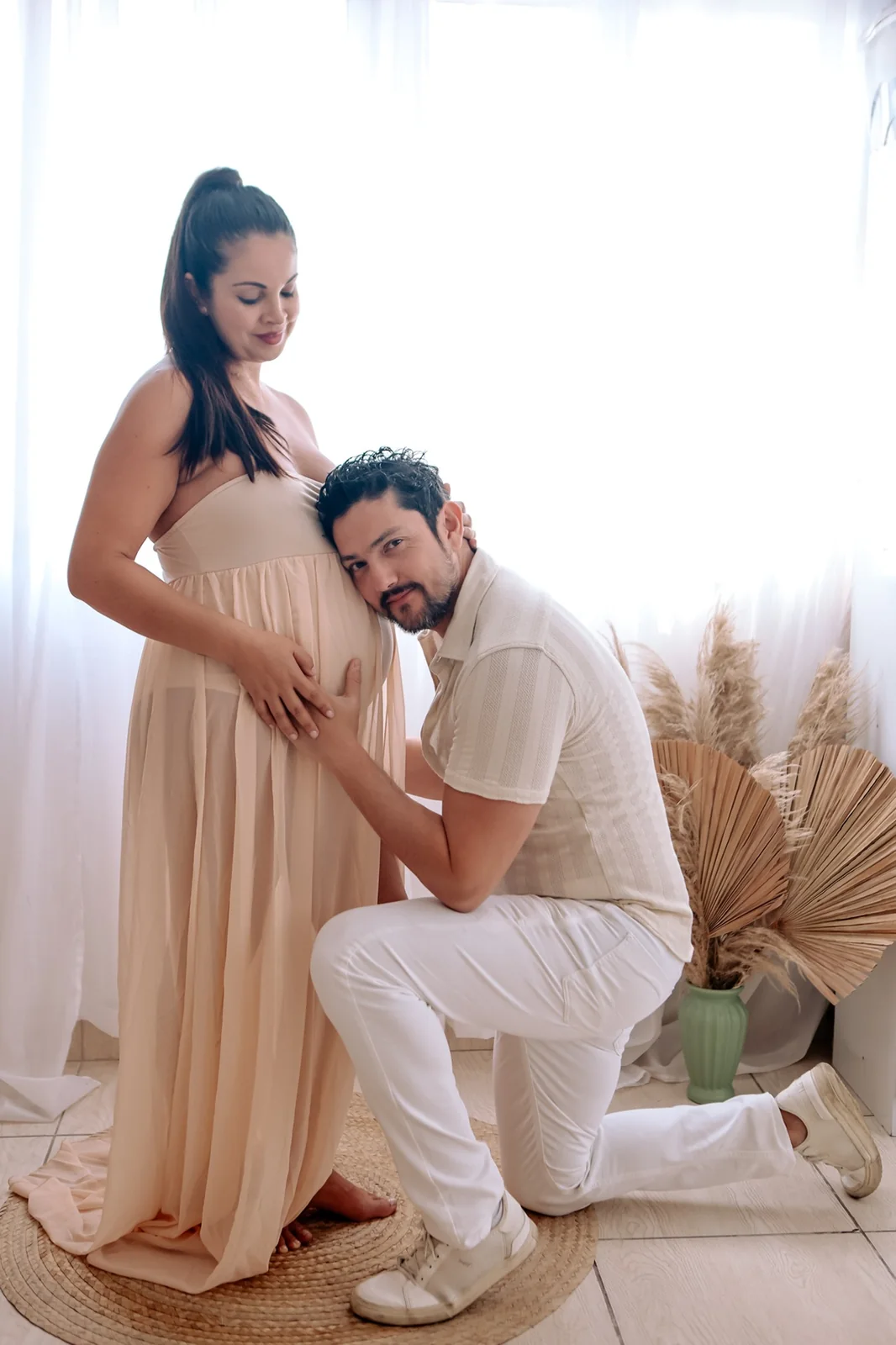 Casal em ensaio gestante com direção e conexão em cenário boho