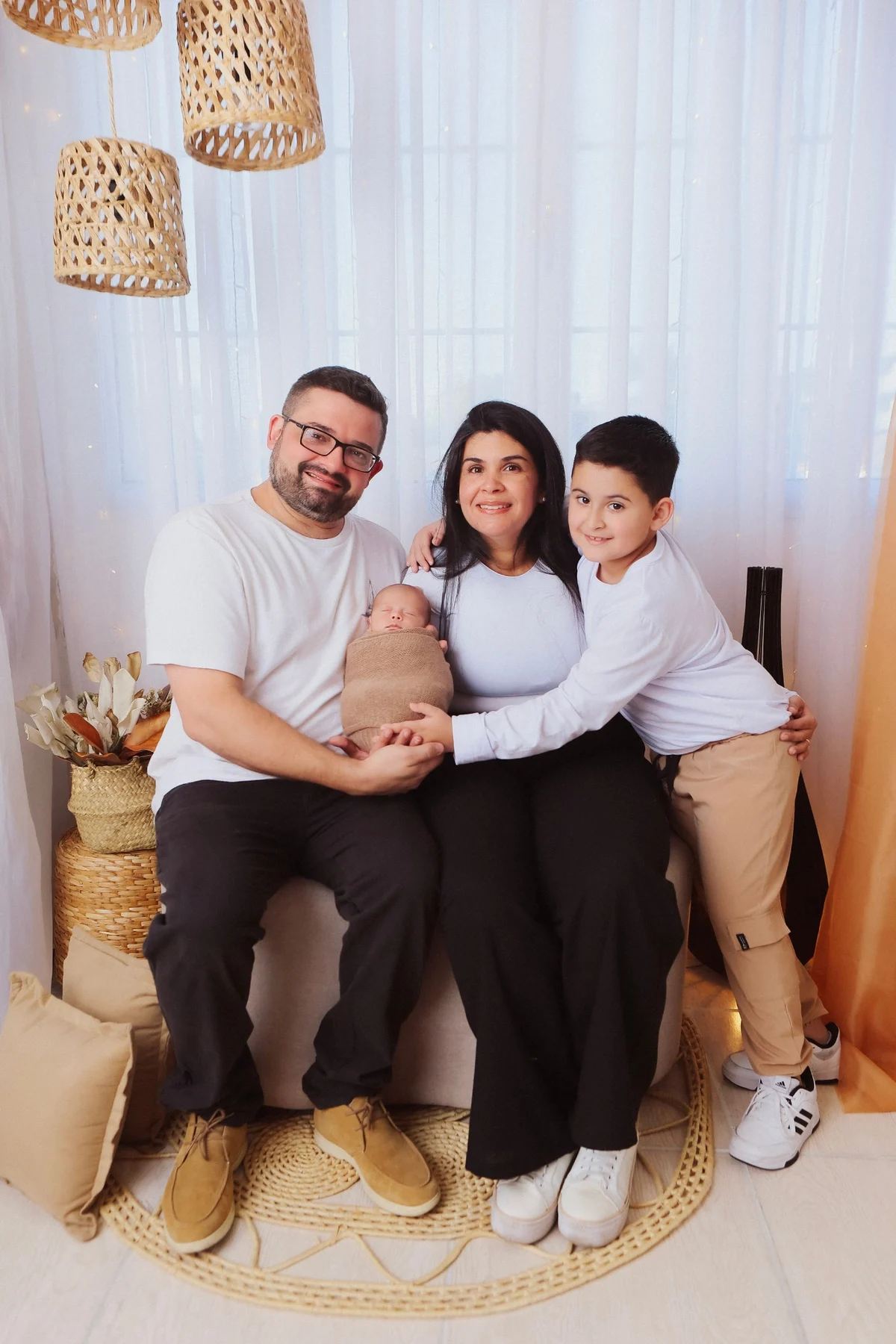 Família durante ensaio newborn no Estúdio Photos Pinnk