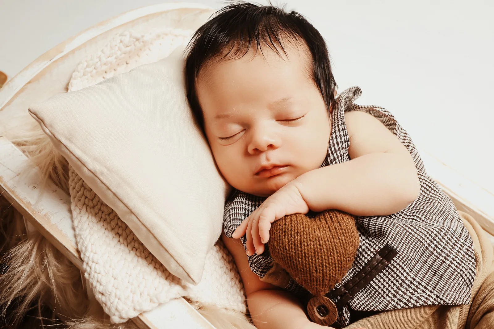 Retrato newborn em tons terrosos com bebê dormindo