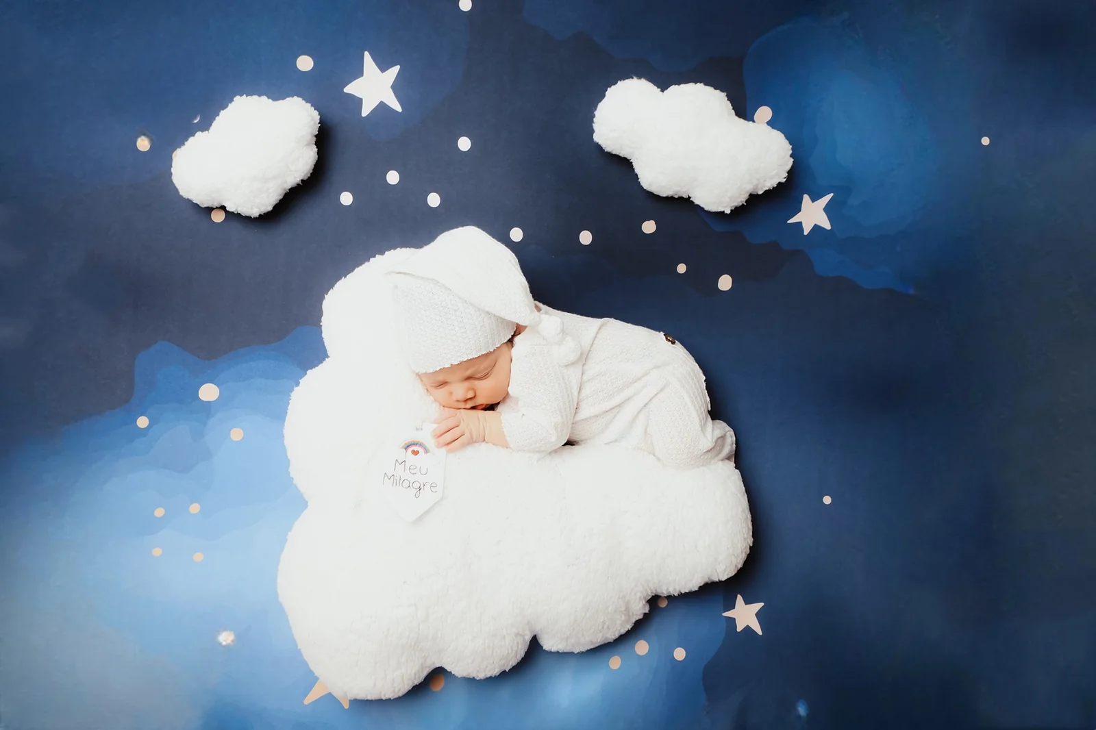 Ensaio newborn temático em cenário azul com nuvens