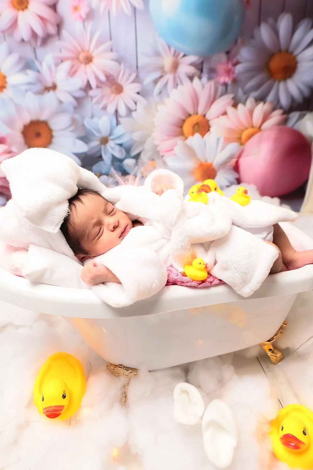 Bebê em cenário de banho durante ensaio newborn divertido e delicado