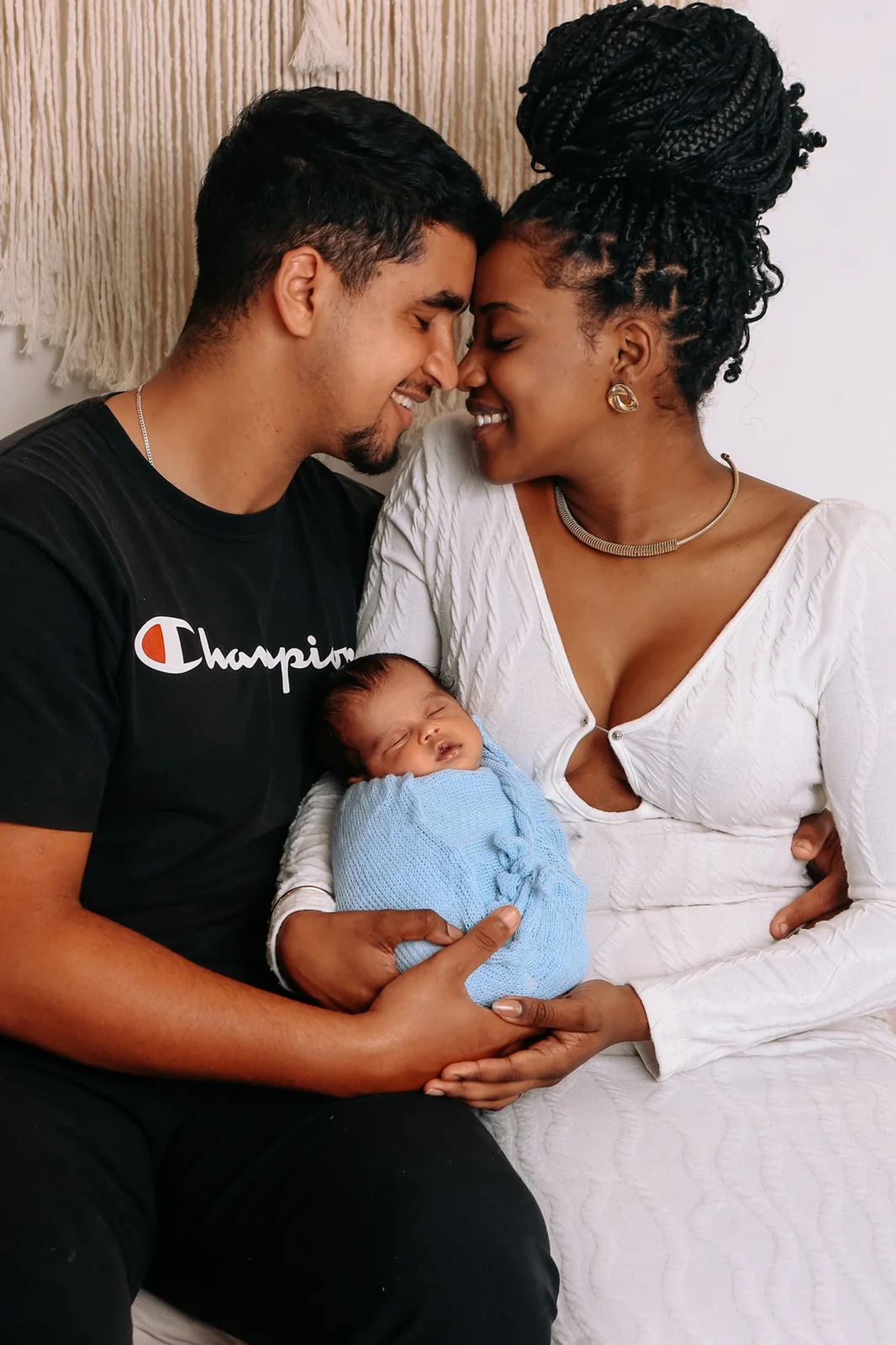 Foto de família durante ensaio newborn em estúdio na Casa Verde
