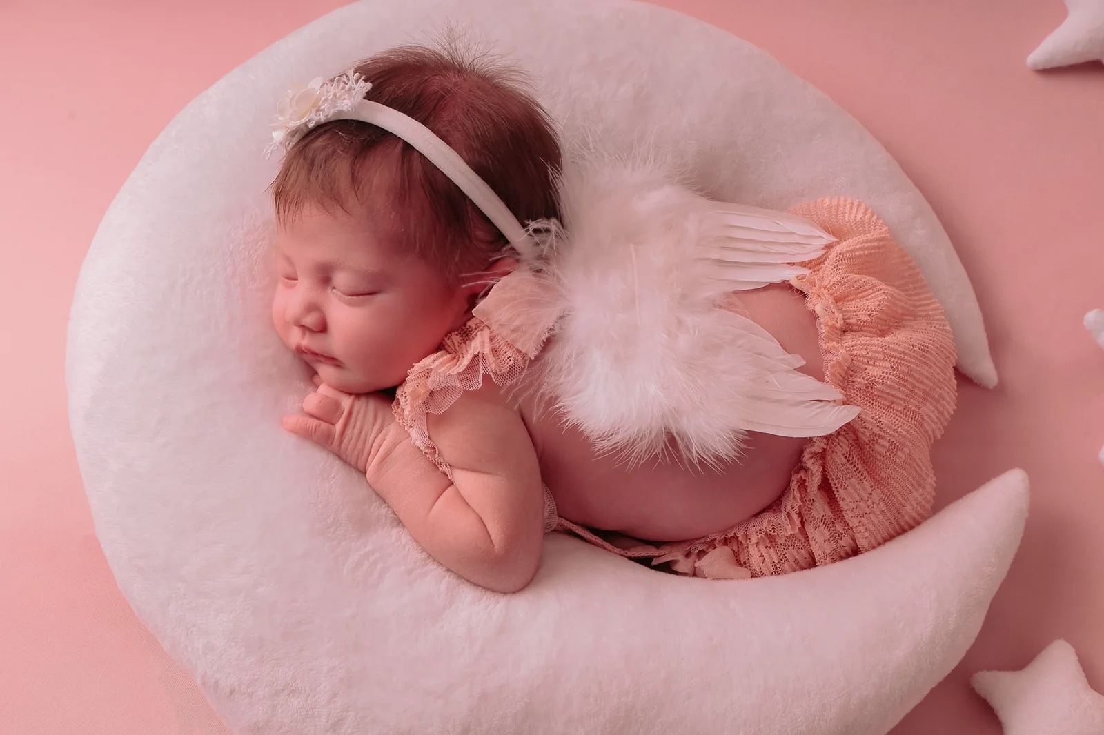 Ensaio newborn delicado em São Paulo com bebê em cenário rosa